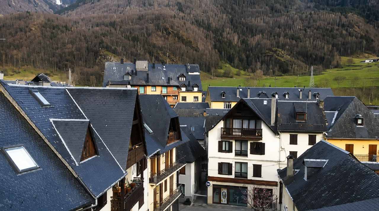 El poble de Bossòst als Pirineus verds a l'hora daurada