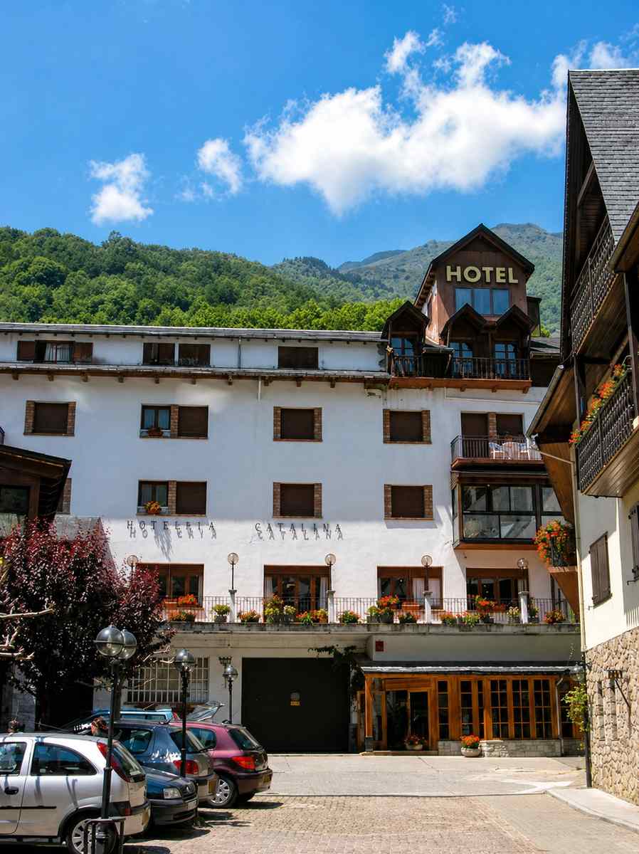 Carrers empedrats del poble de Bossòst als Pirineus